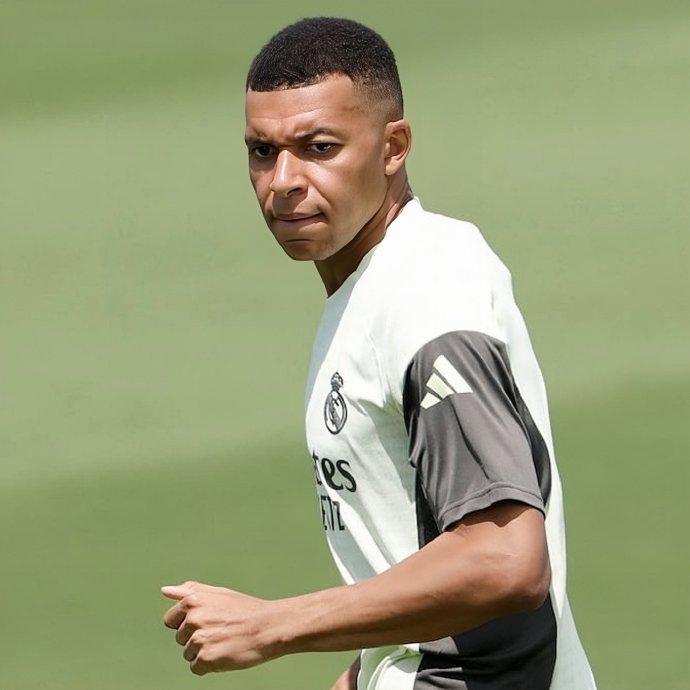 九游体育-姆巴佩遭遇十二连败，DWG教练面临压力！